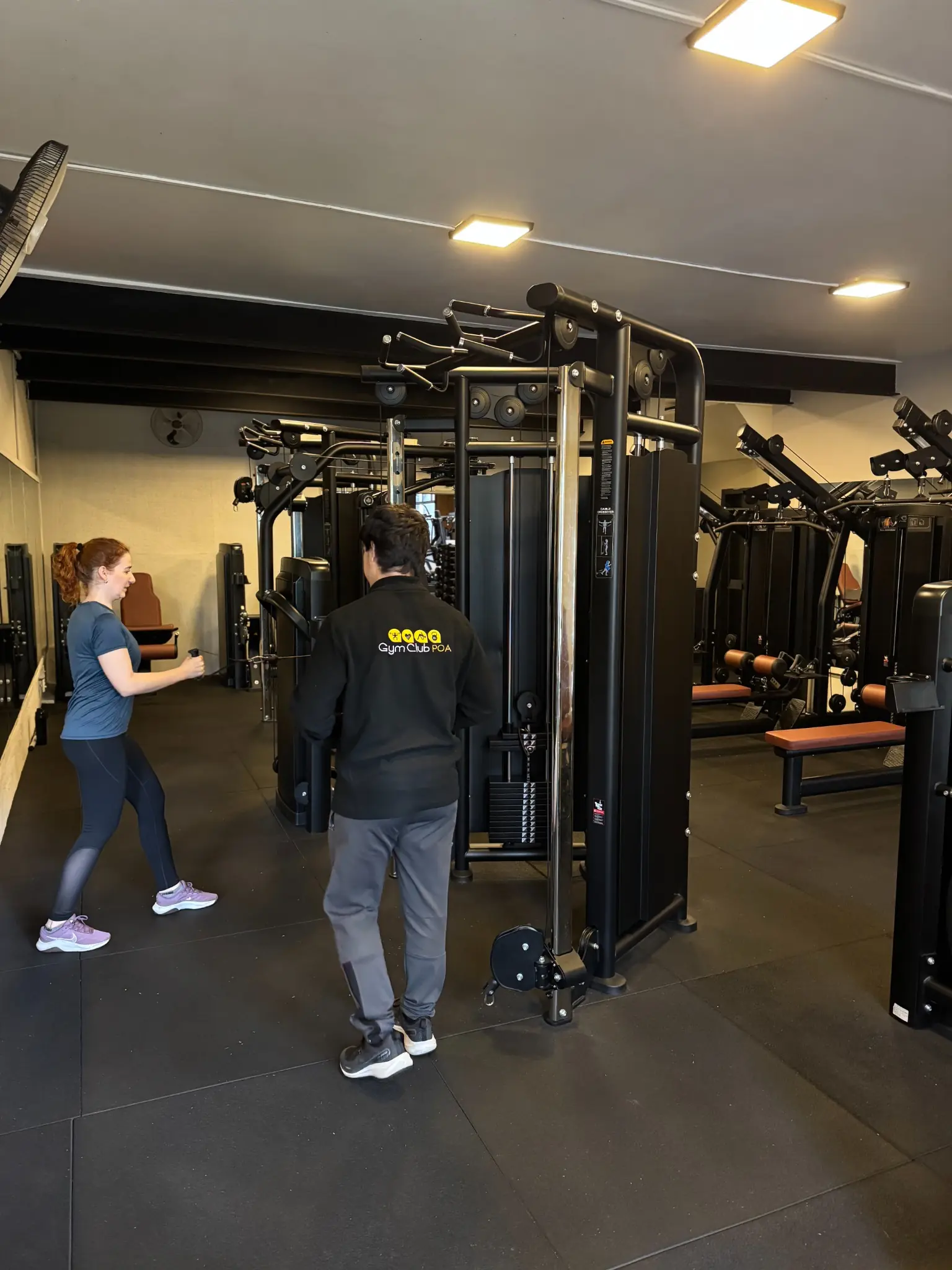 Aluna treinando musculação com acompanhamento profissional