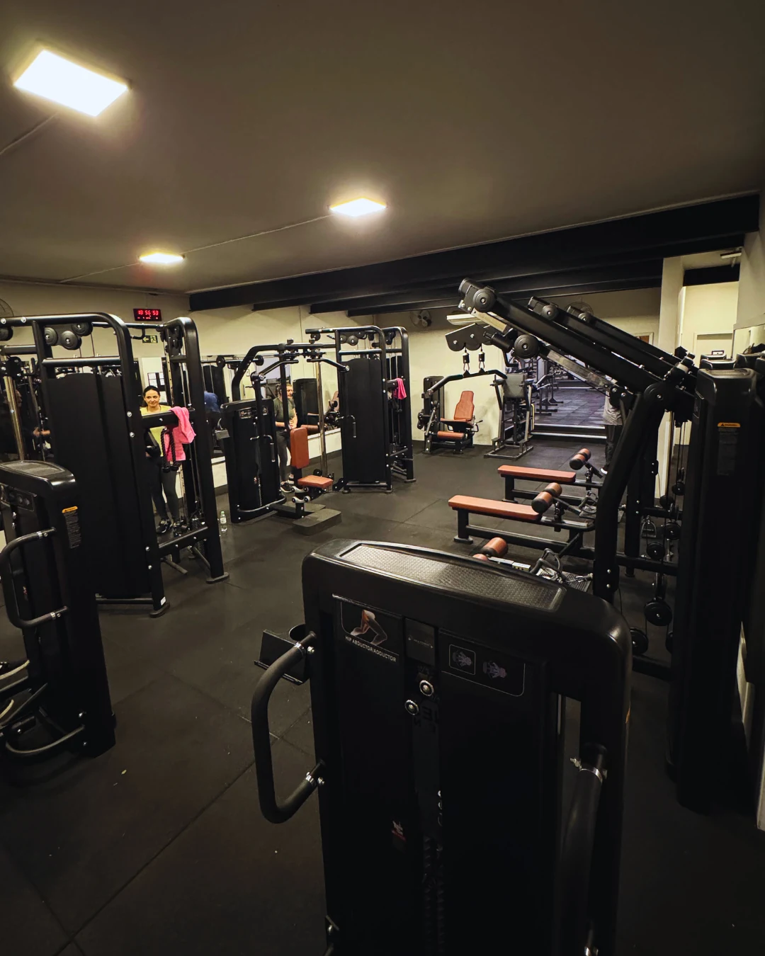 Área interna de musculação da Gym Club POA